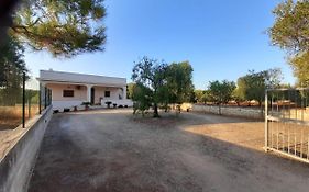 Villa tra gli ulivi con ampio patio e posto auto